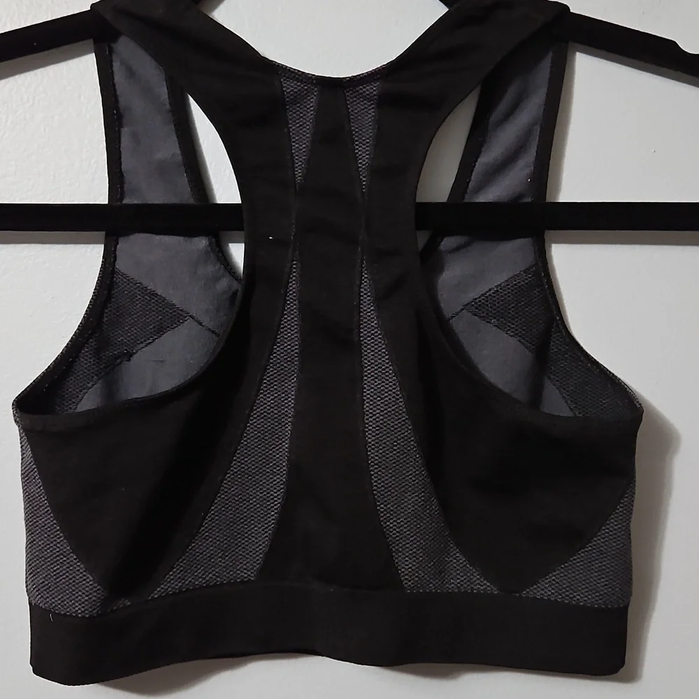 Danskin Now Black and Gray Wireless Padless Pull Over Sports Bra Size M - Picture 2 of 9